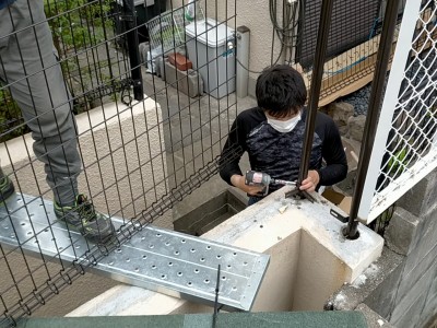 フェンスの設置 支柱の取り付け 防犯対策 作業中 神戸市 トラブラン