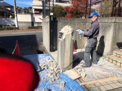 門扉の撤去 電動ハンマー 破砕 はさい 作業 玄関 神戸市 トラブラン