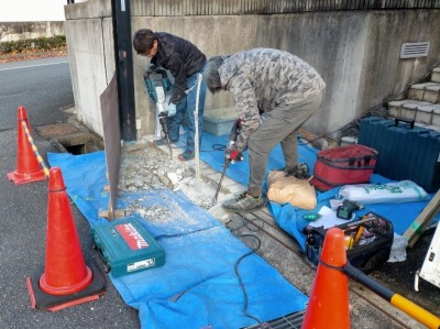 掘削作業 玄関 エクステリア アクセントポール リフォーム 神戸市 トラブラン