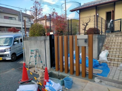 アクセントポール 設置作業 コンクリ 埋込み 玄関 戸建て 神戸市 トラブラン