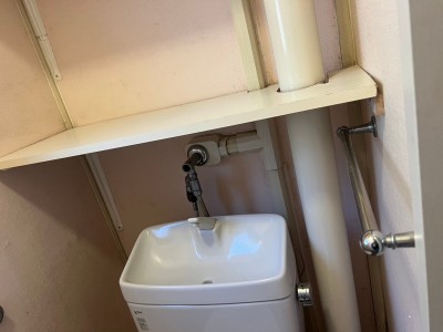 トイレ 収納棚 給水ホース 取外し トイレリフォーム 神戸市 トラブラン