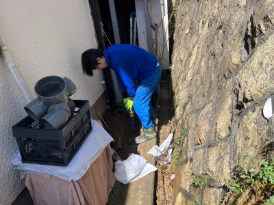 配管と桝の設置 土内にモルタル 電気ハンマで撤去 塩ビ桝 交換工事 神戸市 トラブラン