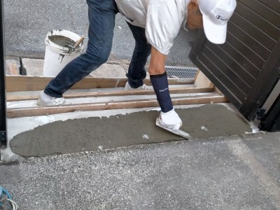 下地コンクリート 接着剤塗布 エクステリア 踏み板 モルタル 神戸市 トラブラン