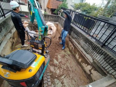 堀込ガレージ補修 防水施工 土の撤去 手作業  土嚢袋 神戸市 トラブラン