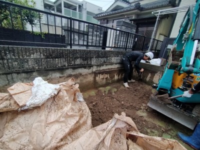 堀込式車庫 補修 庭 防水施工 土の撤去 手作業 土嚢袋 屋上 神戸市 トラブラン