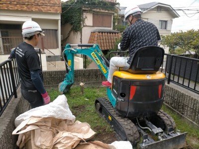 掘り込み車庫 庭の撤去 ミニショベル 木の撤去 土 神戸市 トラブラン