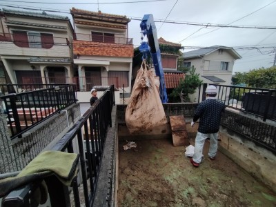 堀込ガレージ補修 防水工事 土の撤去 手作業 土嚢袋 クレーン 神戸市 トラブラン