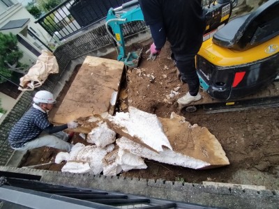 発泡スチロール撤去 掘削作業 ショベル作業 庭 車庫上庭 神戸市 トラブラン