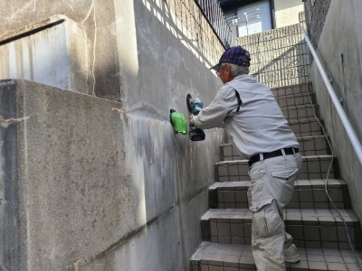 掘り込み車庫 壁 漏水 修繕 防水工事 はっか 研磨 滲み跡 神戸市 中央区 トラブラン